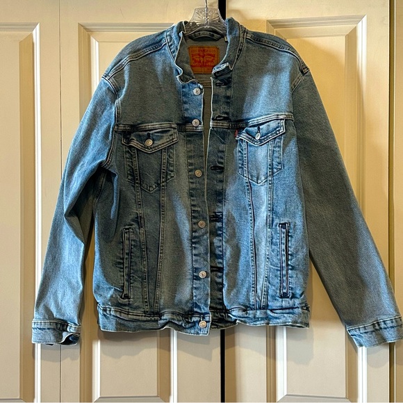 Levi's Other - Mens Levi’s jean jacket size XL!